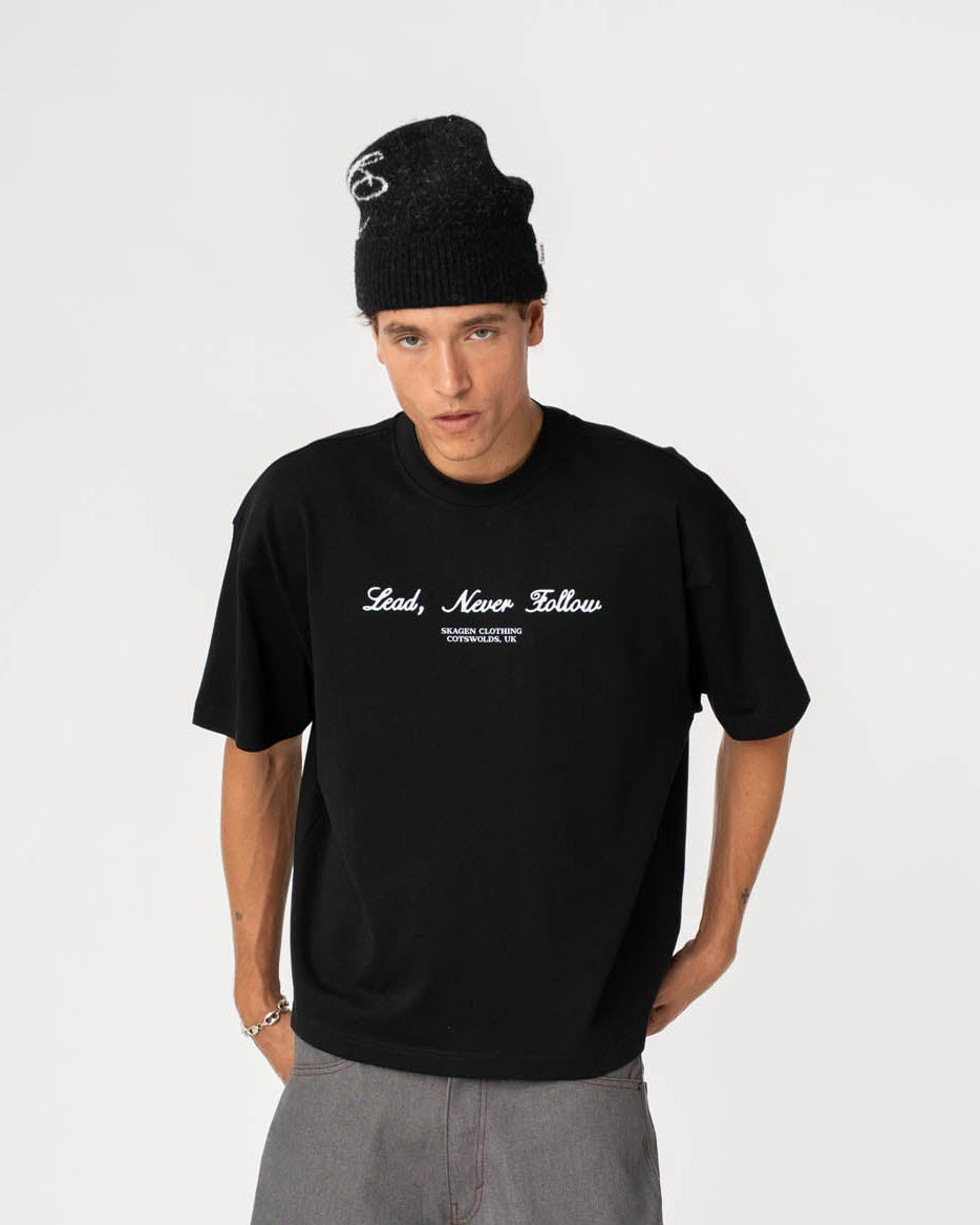 Graphic T-Shirt 'Lead, never follow' Black