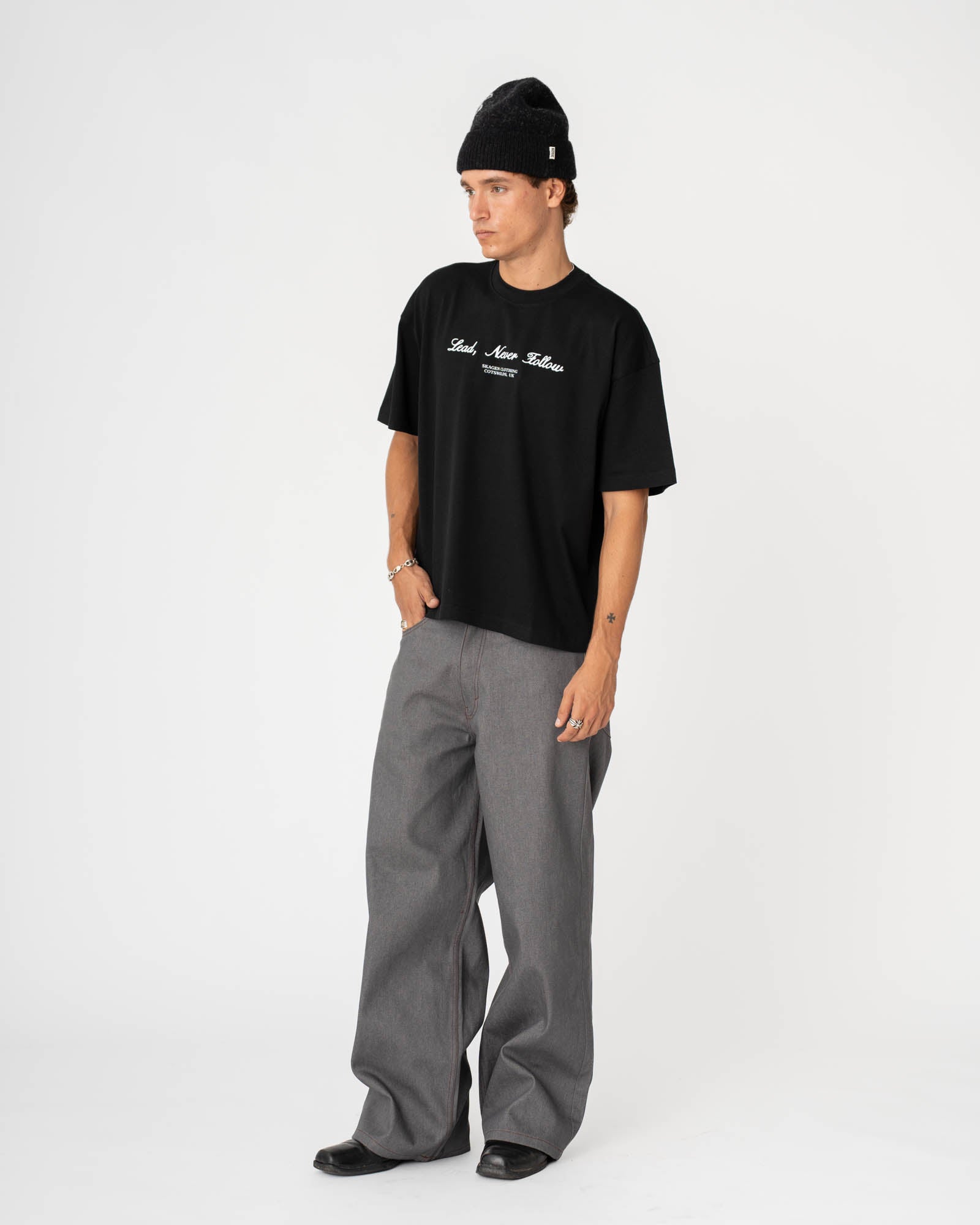 Graphic T-Shirt 'Lead, never follow' Black